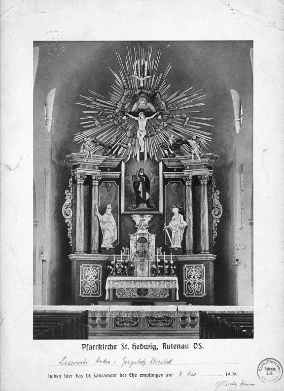 Ołtarz główny nowego kościoła na pamiątce ślubu z 1940 roku