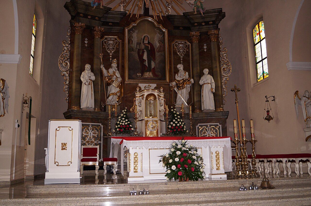 Ołtarz główny — zbliżenie na figury i tabernakulum