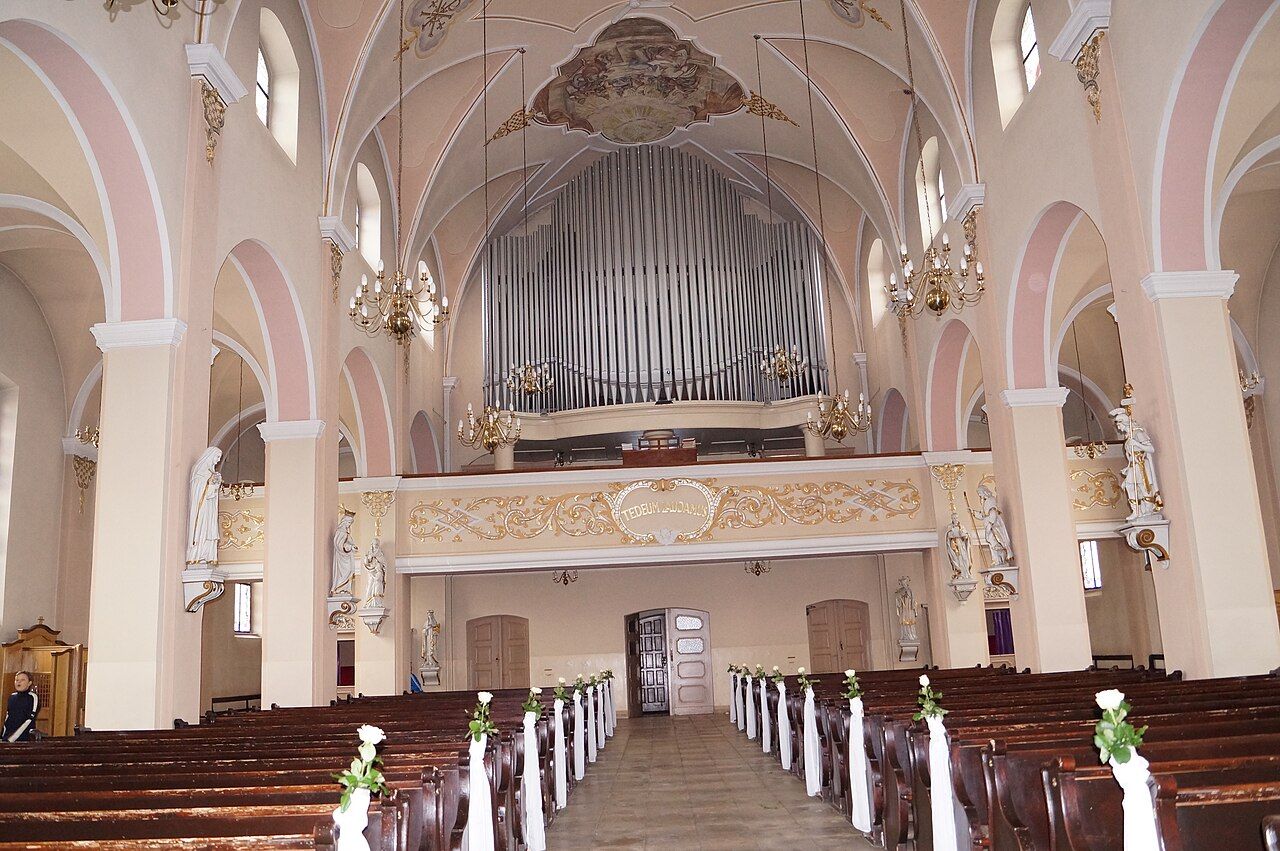Chór muzyczny i organy w kościele w Chróścicach