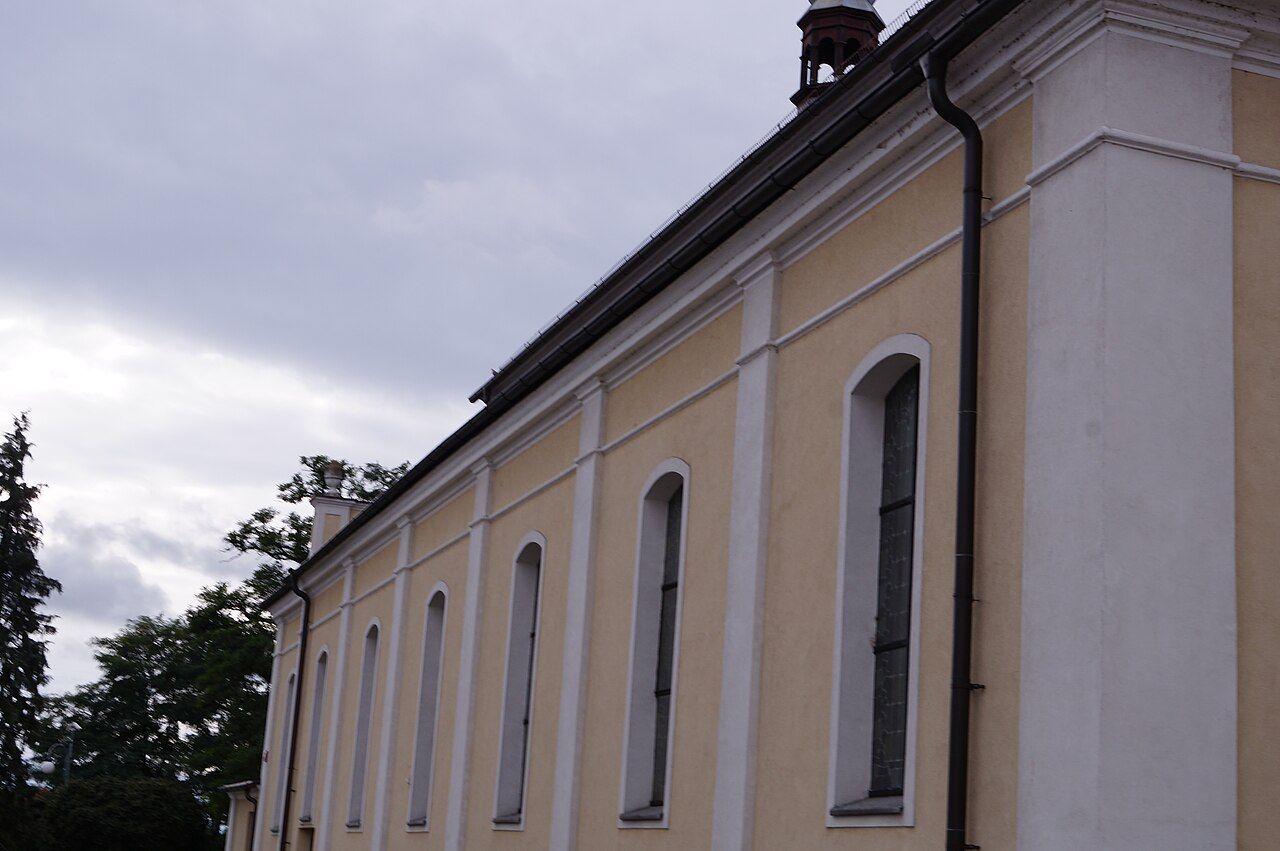 Kościół w Chróścicach od strony placu
