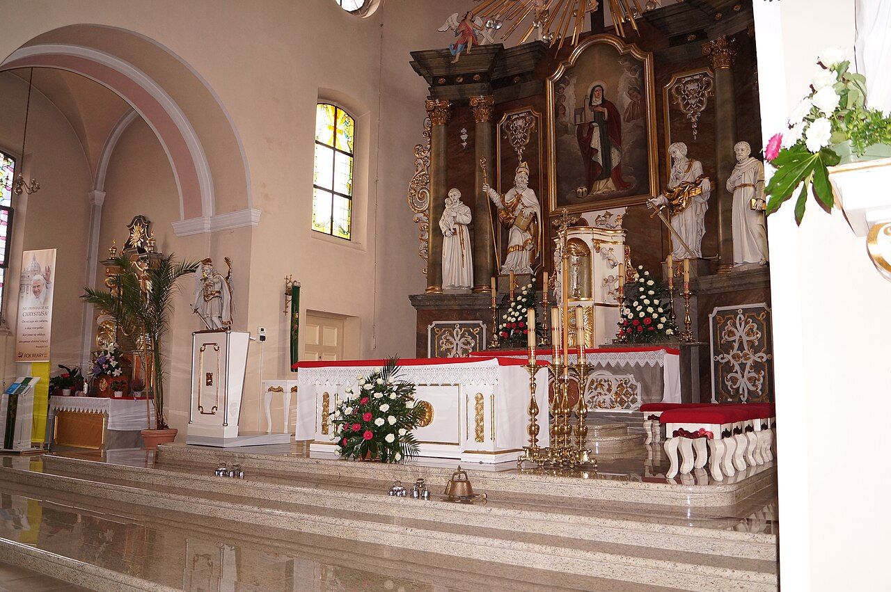 Prezbiterium kościoła w Chróścicach